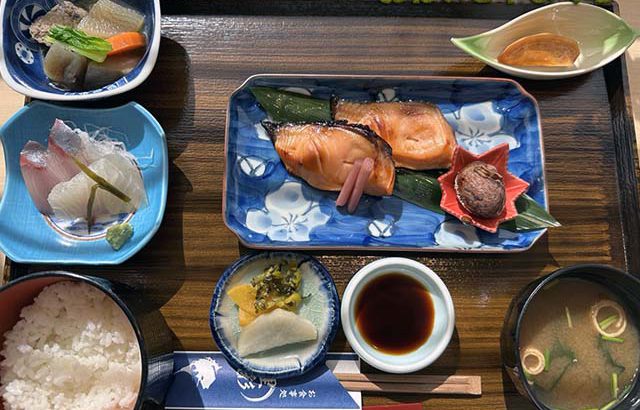 お食事処 里彩（さといろ）